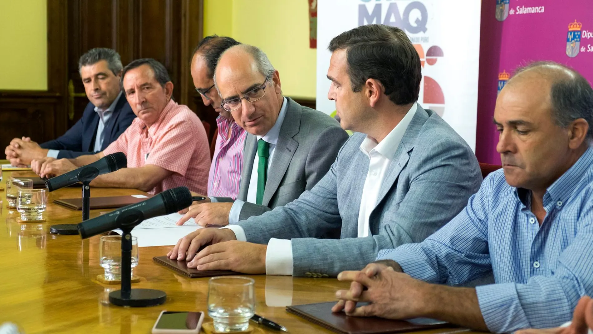 El presidente de la Diputación de Salamanca, Javier Iglesias, y representantes de las asociaciones ganaderas participantes en Salamaq 2019, presentan su colaboración para la 31 Exposición Internacional de Ganado Puro