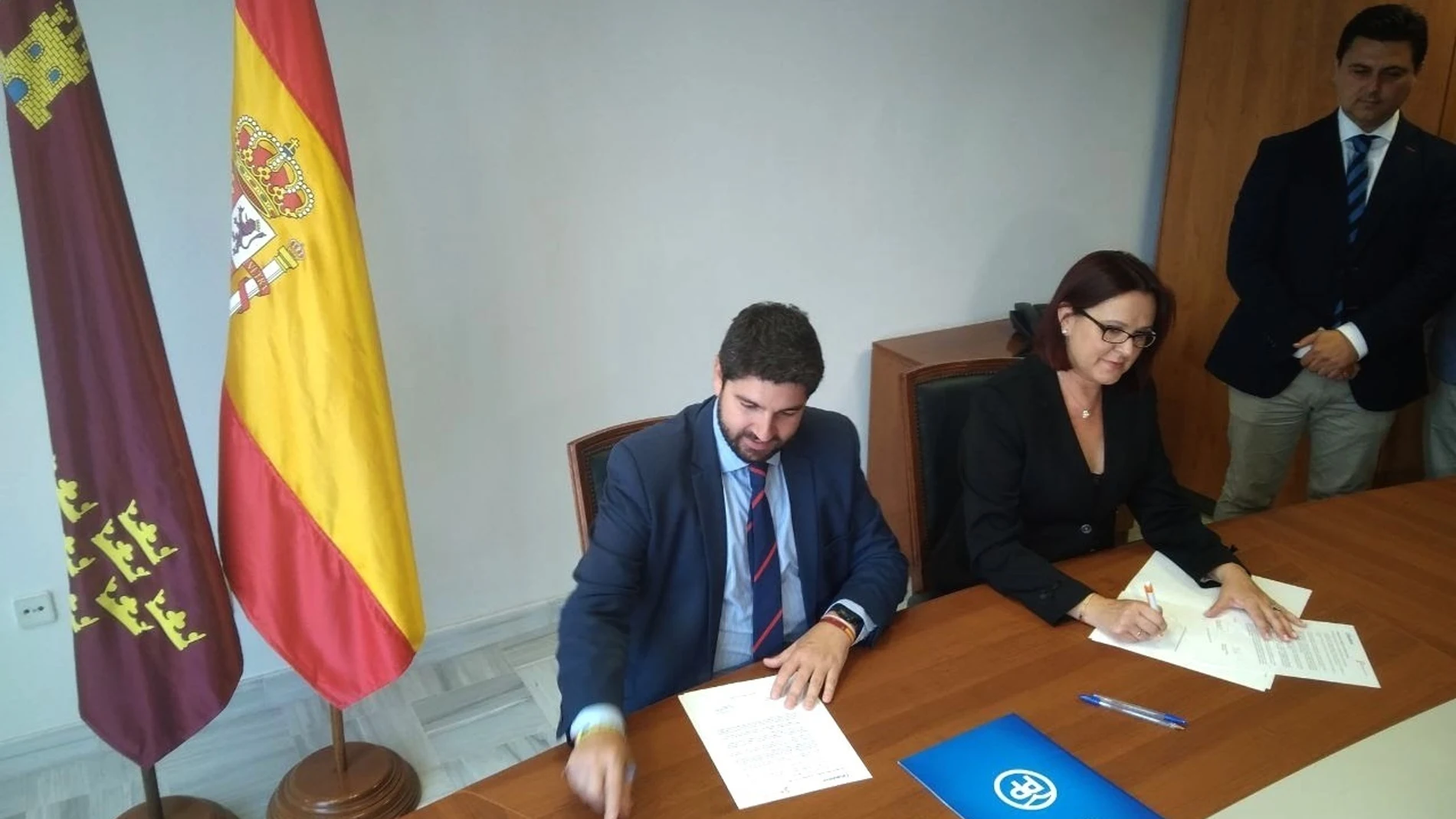 López Miras (PP) e Isabel Franco (Cs) firmando el acuerdo de gobernabilidad