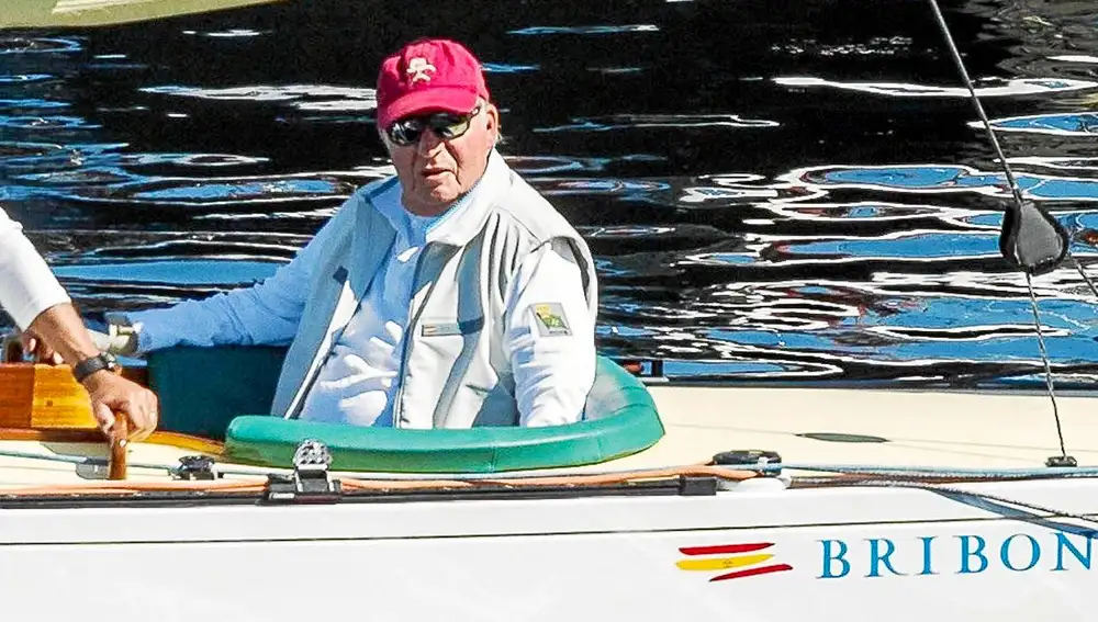 Imagen del Rey Juan Carlos a bordo del Bribón. La vela es la gran pasión del padre de Felipe VI.