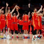 Los jugadores de la selección española celebran su triunfo