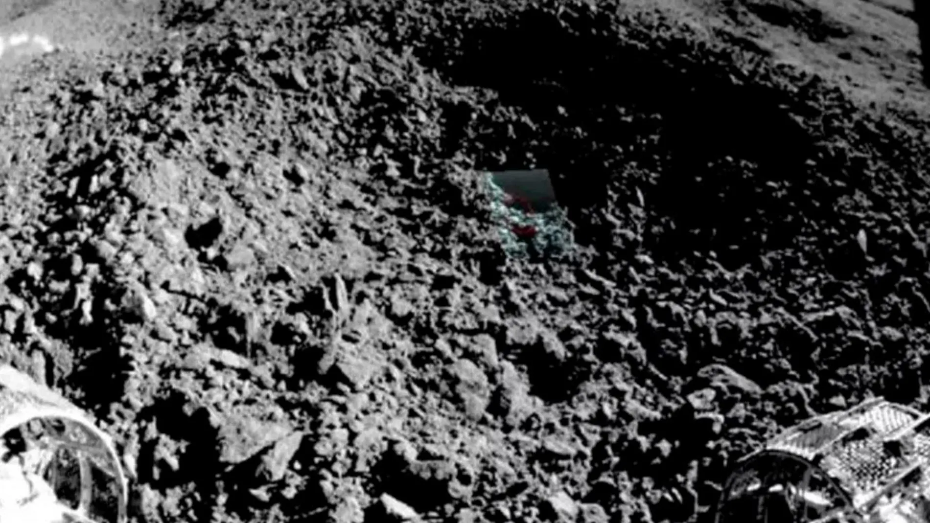 Una de las primeras capturas del extraño material hallado en la cara oculta de la Luna