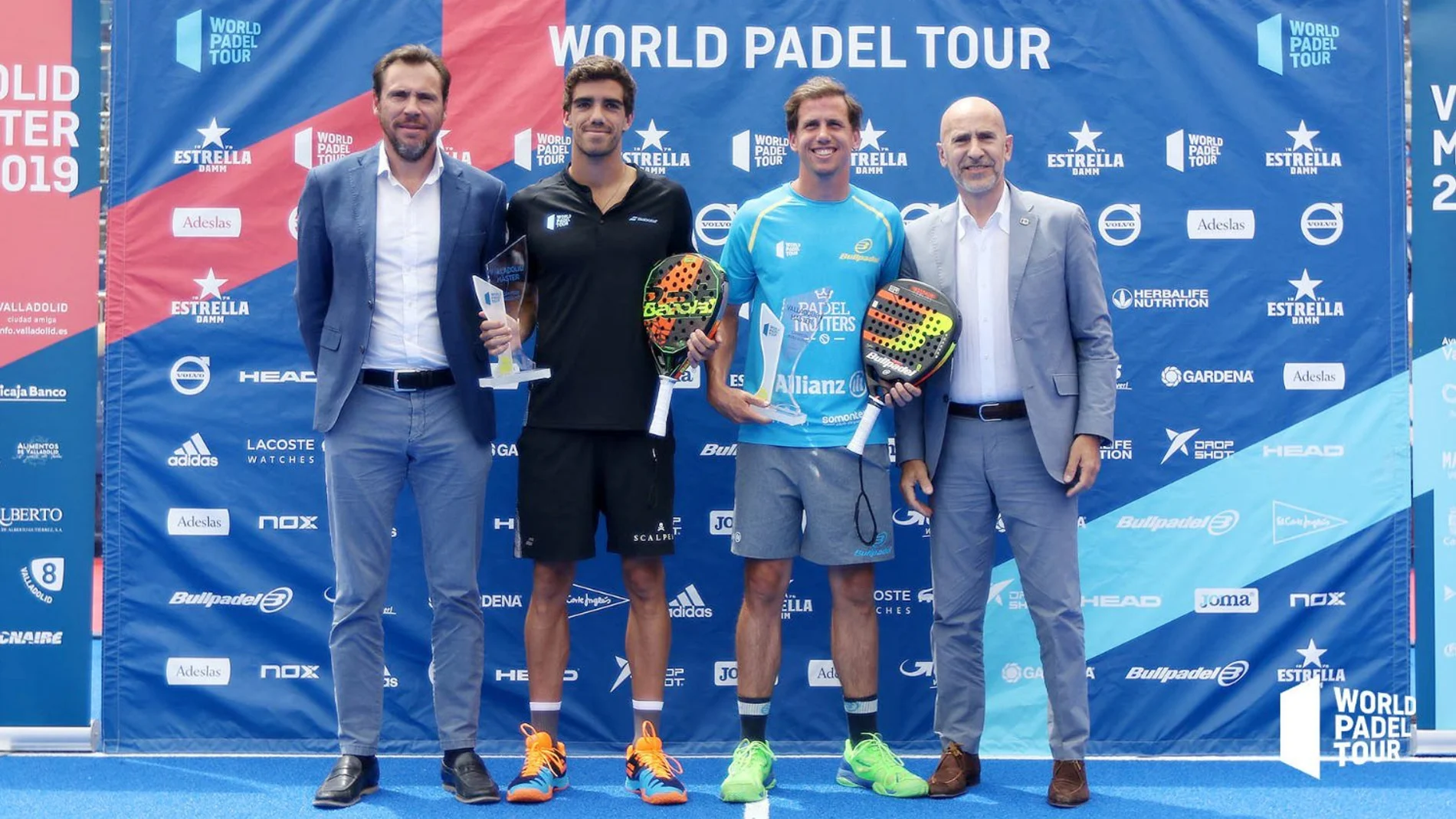Los ganadores Paquito Navarro y Alejandro Galán junto al alcalde de Valladolid, Óscar Puente