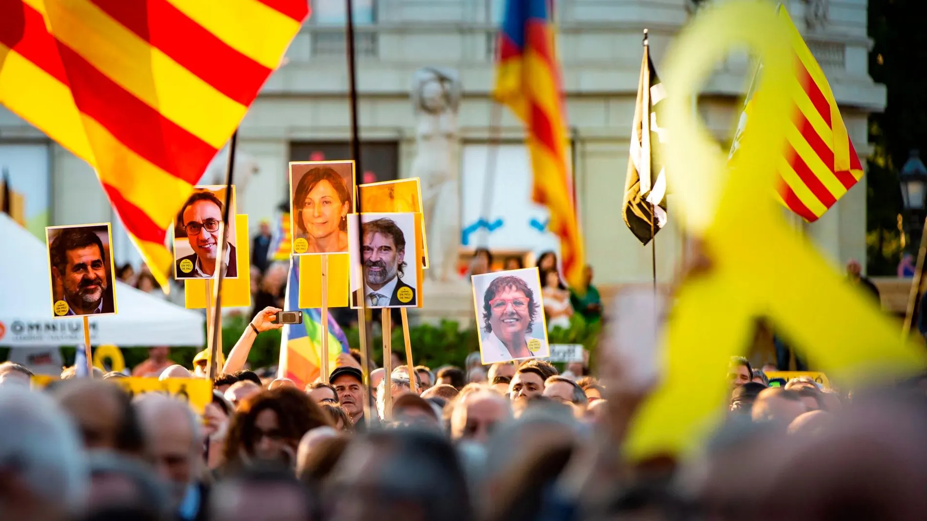Cientos de personas en una concentración convocada por las fuerzas soberanistas en la plaza Catalunya de Barcelona