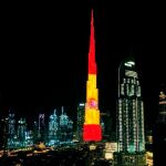 Burj Khalifa de Dubai iluminado con la bandera de España