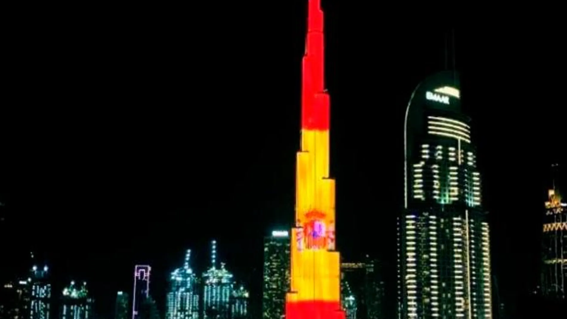 Burj Khalifa de Dubai iluminado con la bandera de España