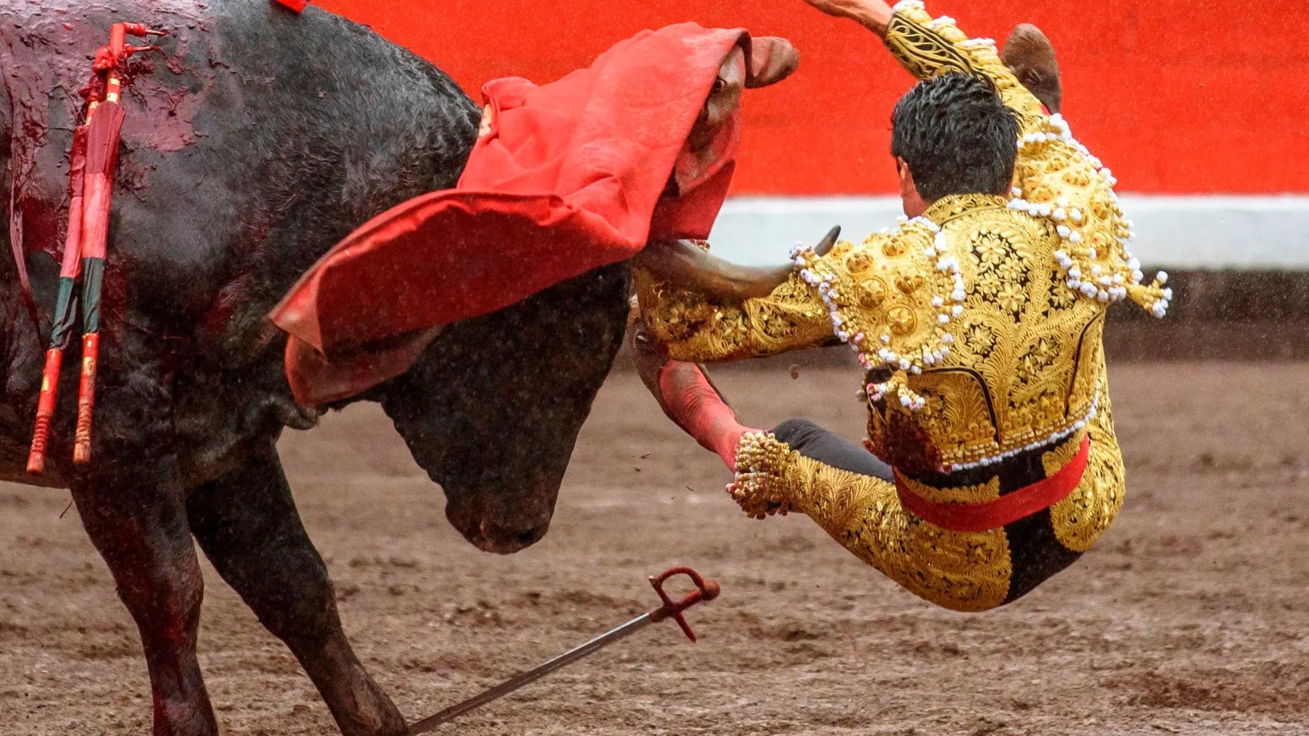 El diestro Emilio de Justo es cogido por su primer toro, durante el festejo de la Feria de la Semana Grande de Bilbao / Efe