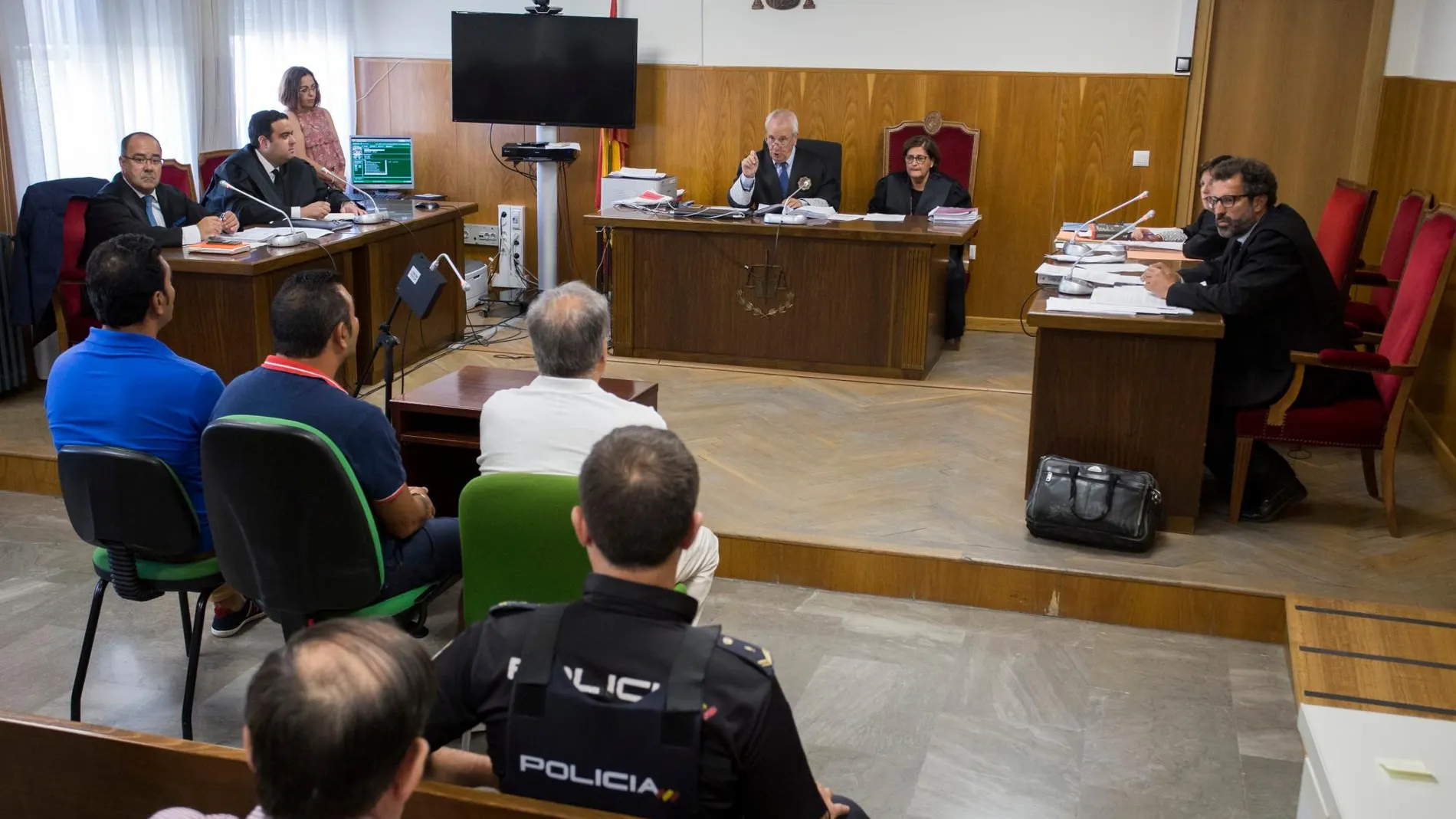 Juicio a los tres acusados de lesiones al jefe de la Policía Local en Punta Umbría /Foto: E.P.