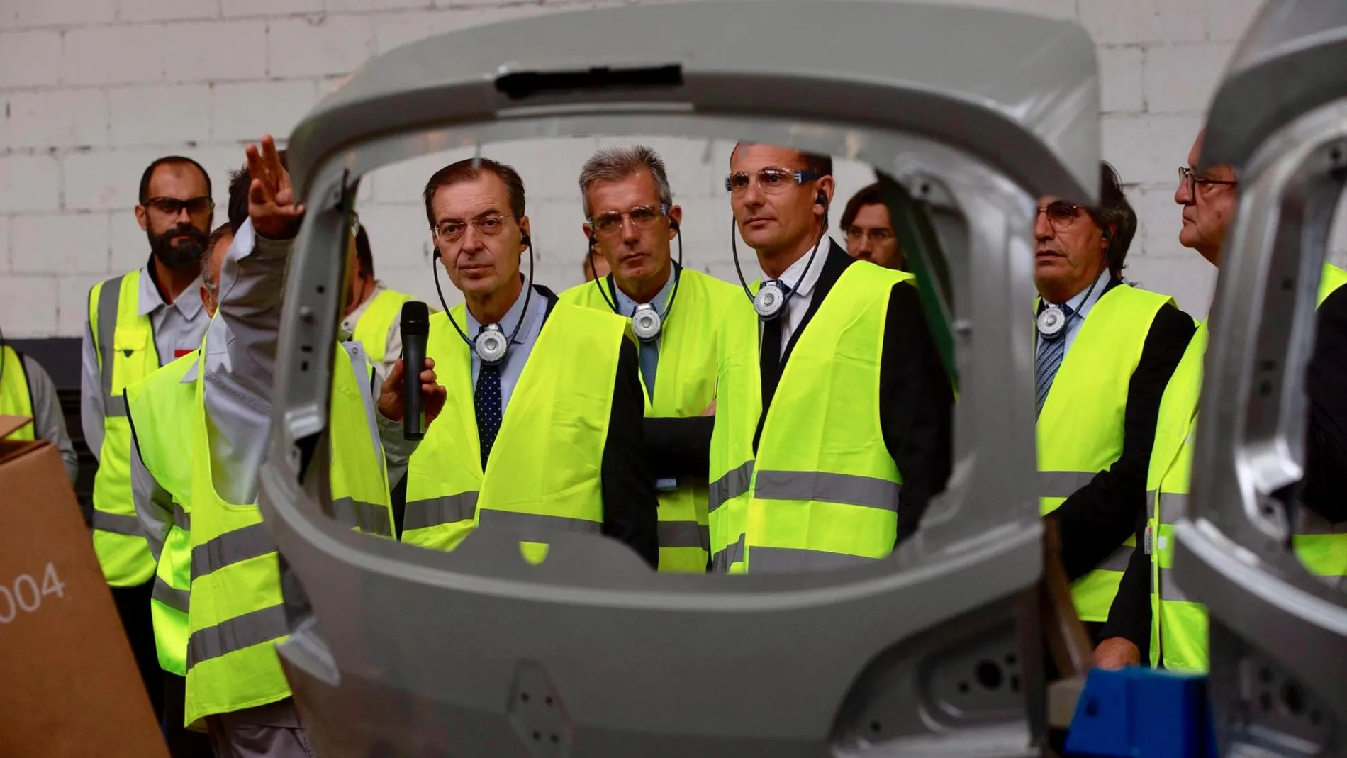 El consejero de Empleo e Industria, Germán Barrios, durante su visita la planta de Nissan Motor Ibérica en Ávila