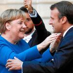 El presidente francés, Emmanuel Macron, recibió ayer en París a la canciller alemana, Angela Merkel, para unificar posturas respecto al Brexit en el decisivo Consejo europeo de esta semana
