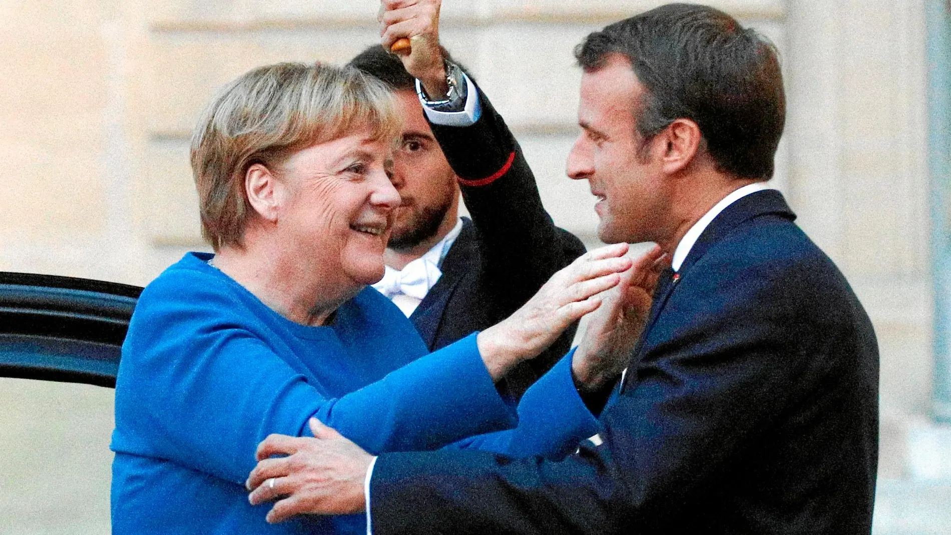 El presidente francés, Emmanuel Macron, recibió ayer en París a la canciller alemana, Angela Merkel, para unificar posturas respecto al Brexit en el decisivo Consejo europeo de esta semana