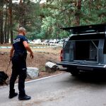 Efectivos de la Policía con perros rastrean la zona donde ha aparecido el coche de Blanca. EFE/Mariscal