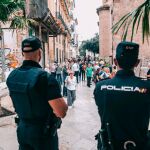 Un par de agentes de la Policía Nacional vigilan el centro de Valencia