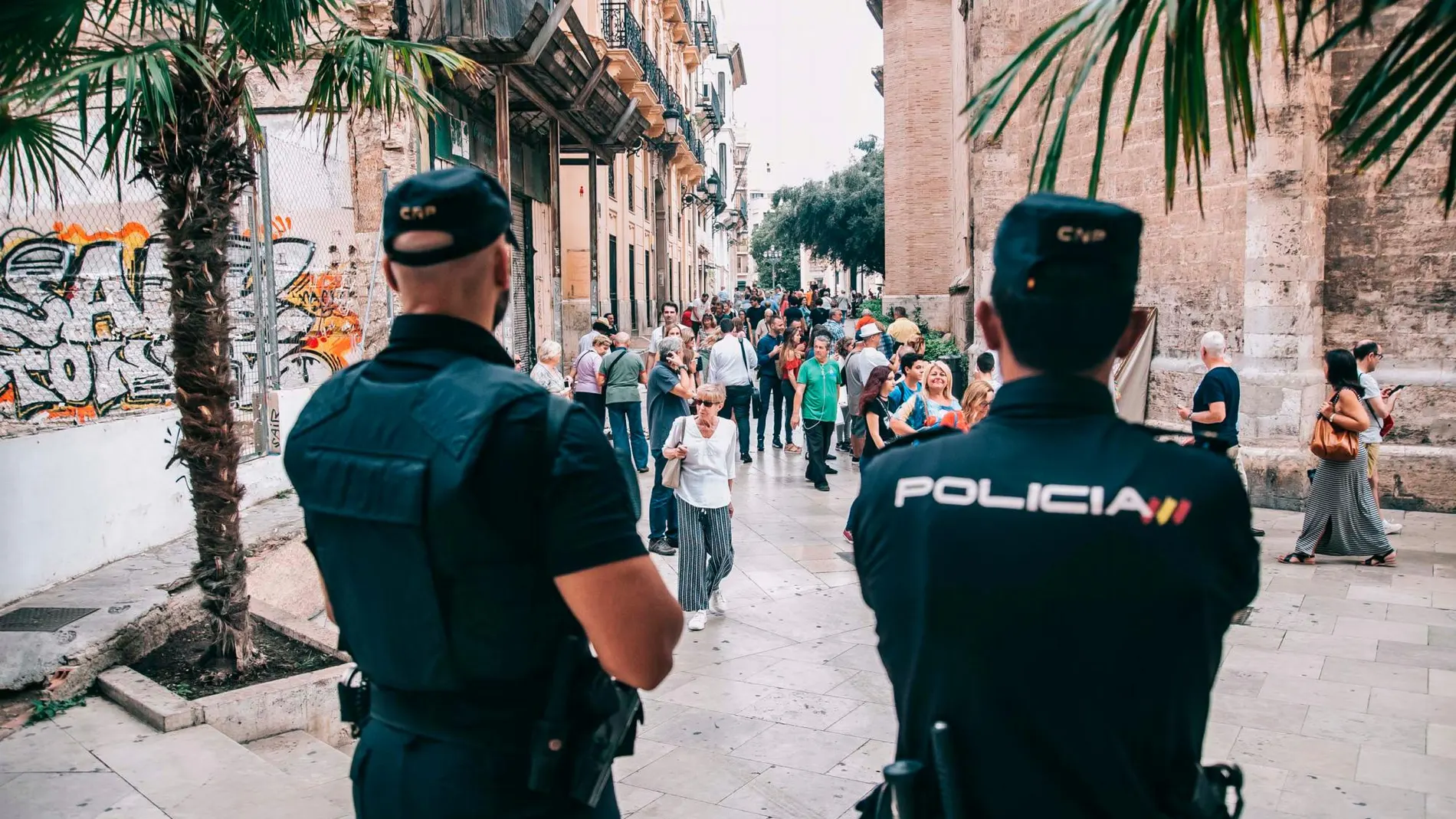 Un par de agentes de la Policía Nacional vigilan el centro de Valencia