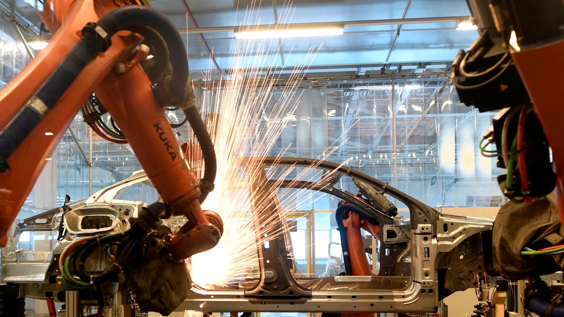 Un robot trabaja sobre el chasis de un coche en una fábrica de Volkswagen en Alemania