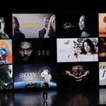 Tim Cook y, al fondo, una gran pantalla con algunos de los títulos para Apple TV+