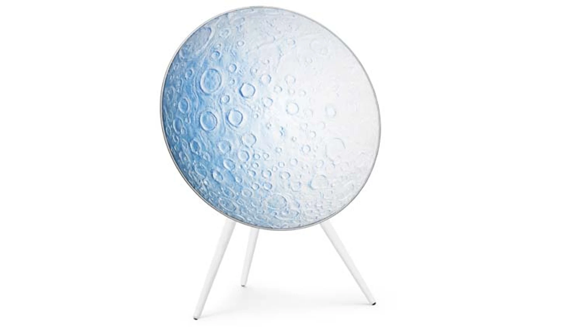 La cubierta de tela del altavoz Beoplay A9 sirve de lienzo para que el artista Daniel Arsham plasme su visión de la luna azul en esta edición limitada.