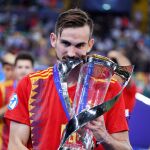 Fabián Ruiz posa con el trofeo de campeón de Europa sub'21