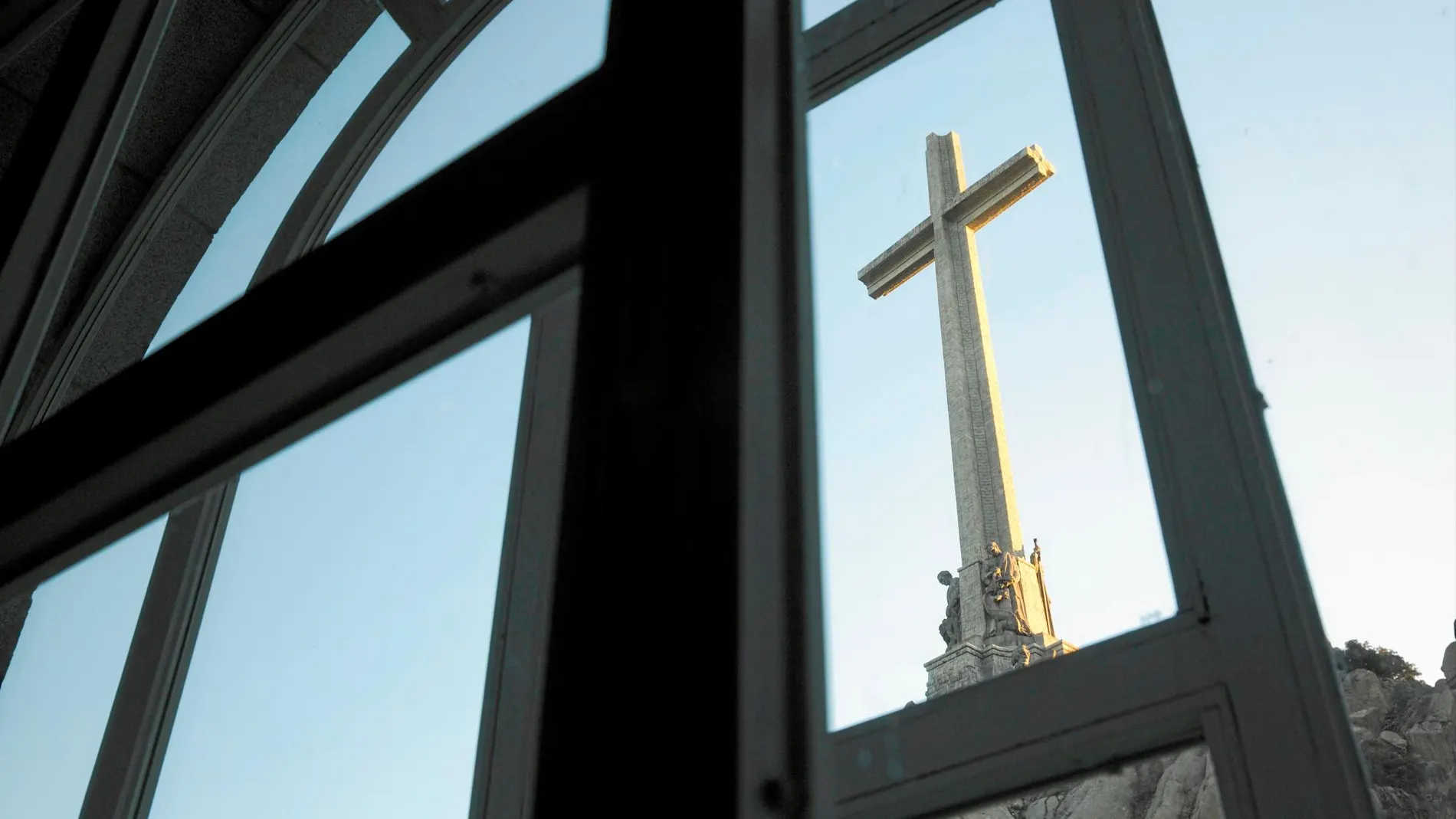 Las visitas a la tumba de Franco se han multiplicado desde que el Gobierno anunció su intención de exhumarle del Valle de los Caídos / Foto: Jesús G. Feria