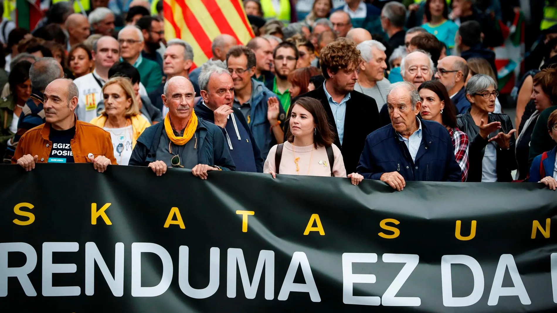 Miles de personas se concentran en San Sebastián por el derecho a decidir y en solidaridad con Cataluña