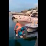 Balotelli reta a un hombre a tirarse al mar, subido a su scooter y en ropa interior por 2.000 euros