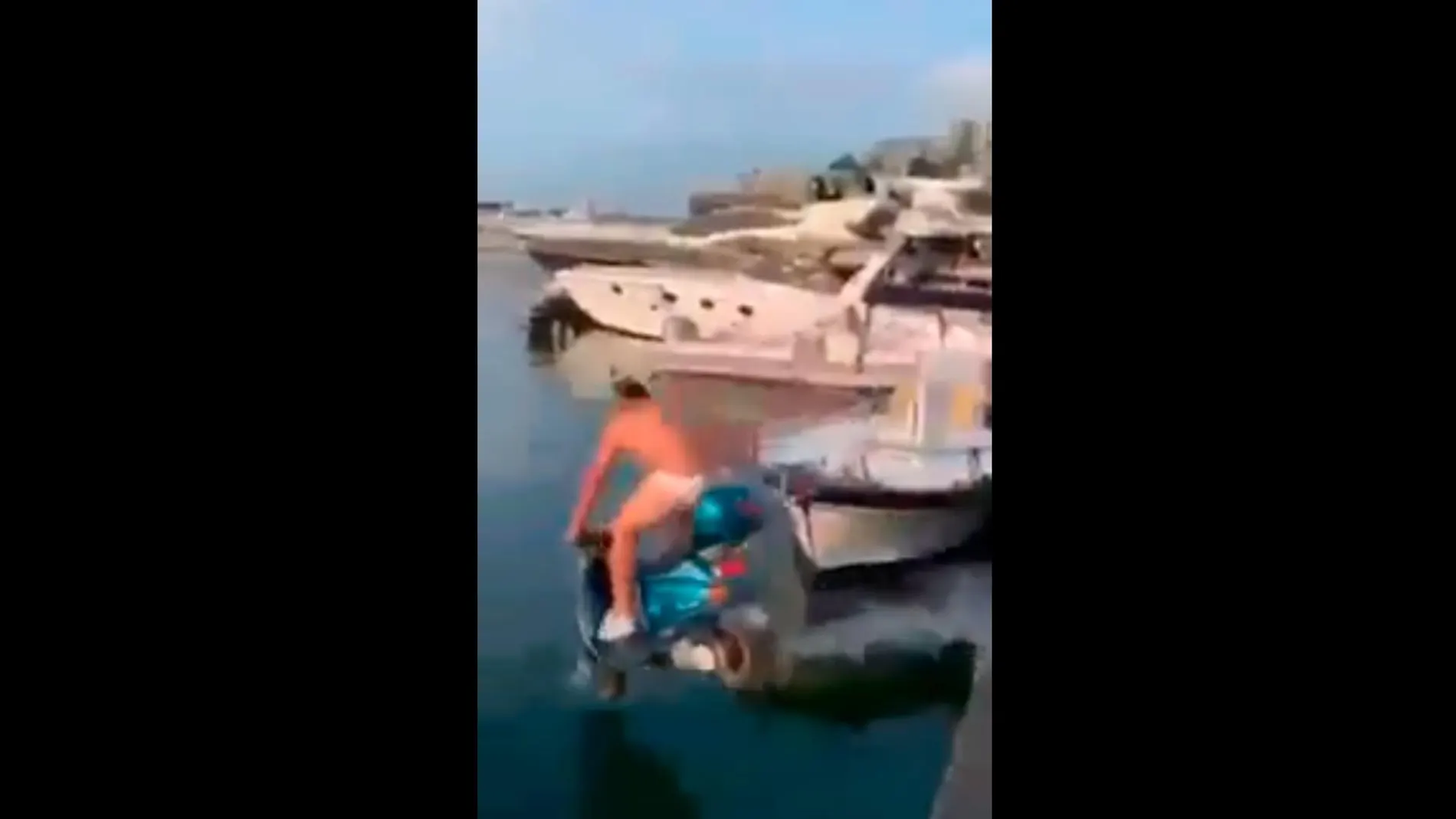 Balotelli reta a un hombre a tirarse al mar, subido a su scooter y en ropa interior por 2.000 euros