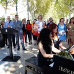 El alcalde de Murcia, José Ballesta, durante una exhibición de piano ayer en la presentación de la Feria del Libro de Murcia