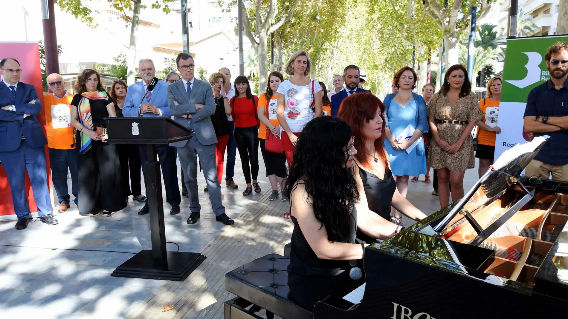 El alcalde de Murcia, José Ballesta, durante una exhibición de piano ayer en la presentación de la Feria del Libro de Murcia