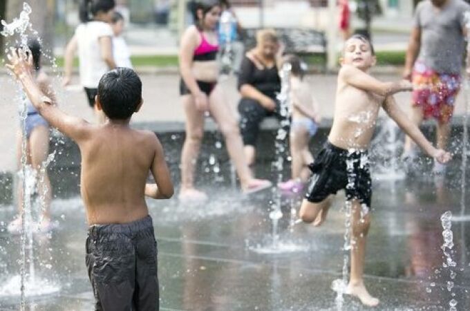 Las altas temperaturas hacen que el parque de la Alamedilla de Salamanca reúna muchos niños en su fuente