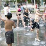 Las altas temperaturas hacen que el parque de la Alamedilla de Salamanca reúna muchos niños en su fuente