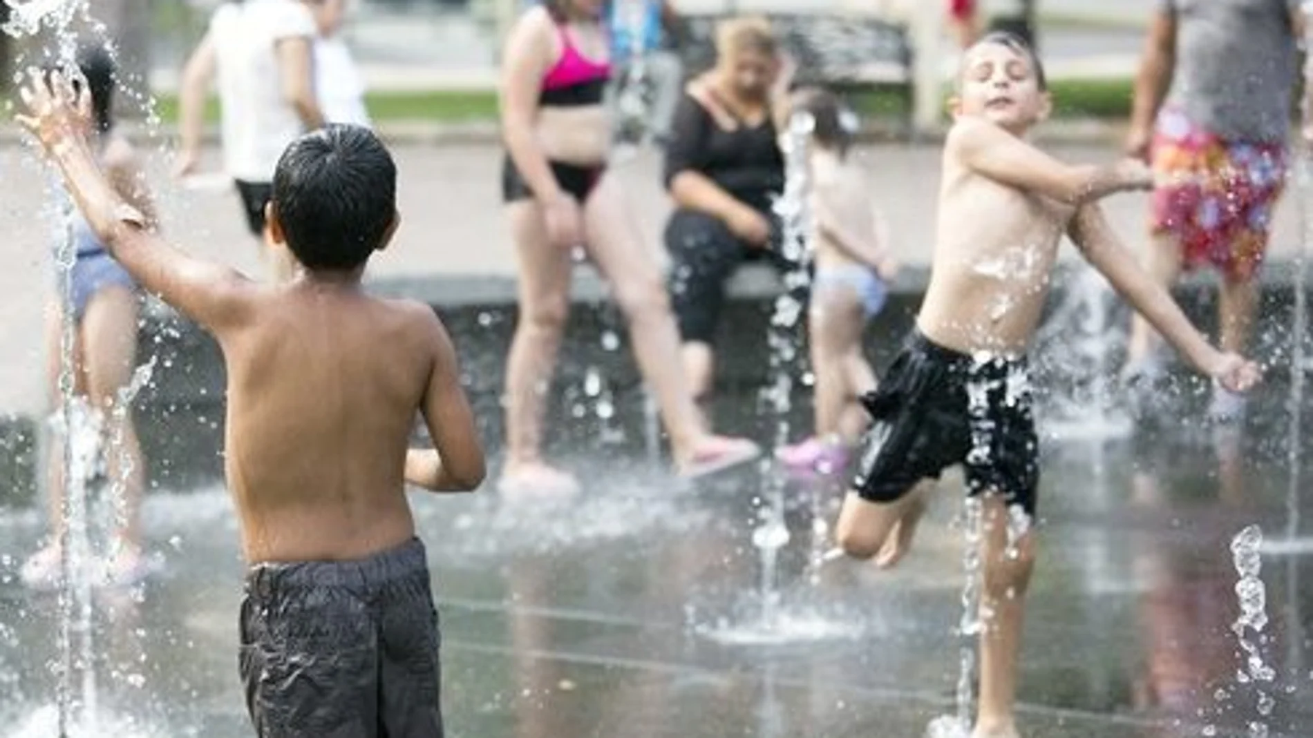 Las altas temperaturas hacen que el parque de la Alamedilla de Salamanca reúna muchos niños en su fuente
