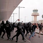 Miembros de la Policía Nacional cargan contra los centenares de personas que se agolpan ante el Aeropuerto del Prat. EFE/Alejandro García