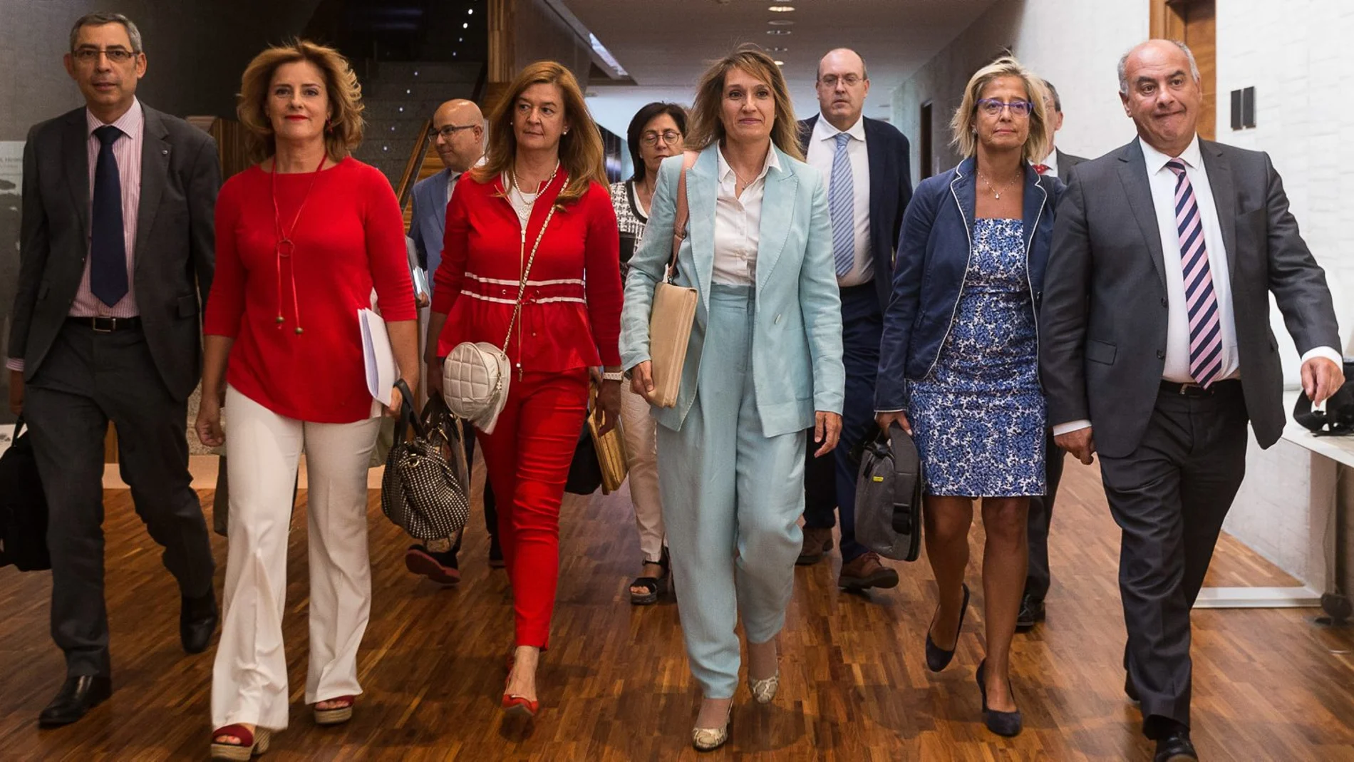 La consejera de Educación, Rocío Lucas, con miembros de su equipo en la sede del Parlamento regional