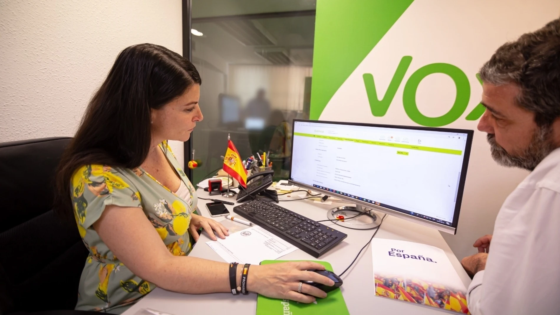La secretaria general del grupo parlamentario Vox, Macarena Olona, realiza la transferencia / La Razón