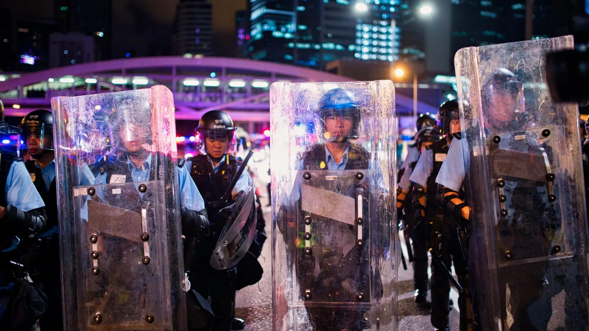 La policía hongkonesa desalojó el Parlamento y las calles aledañas