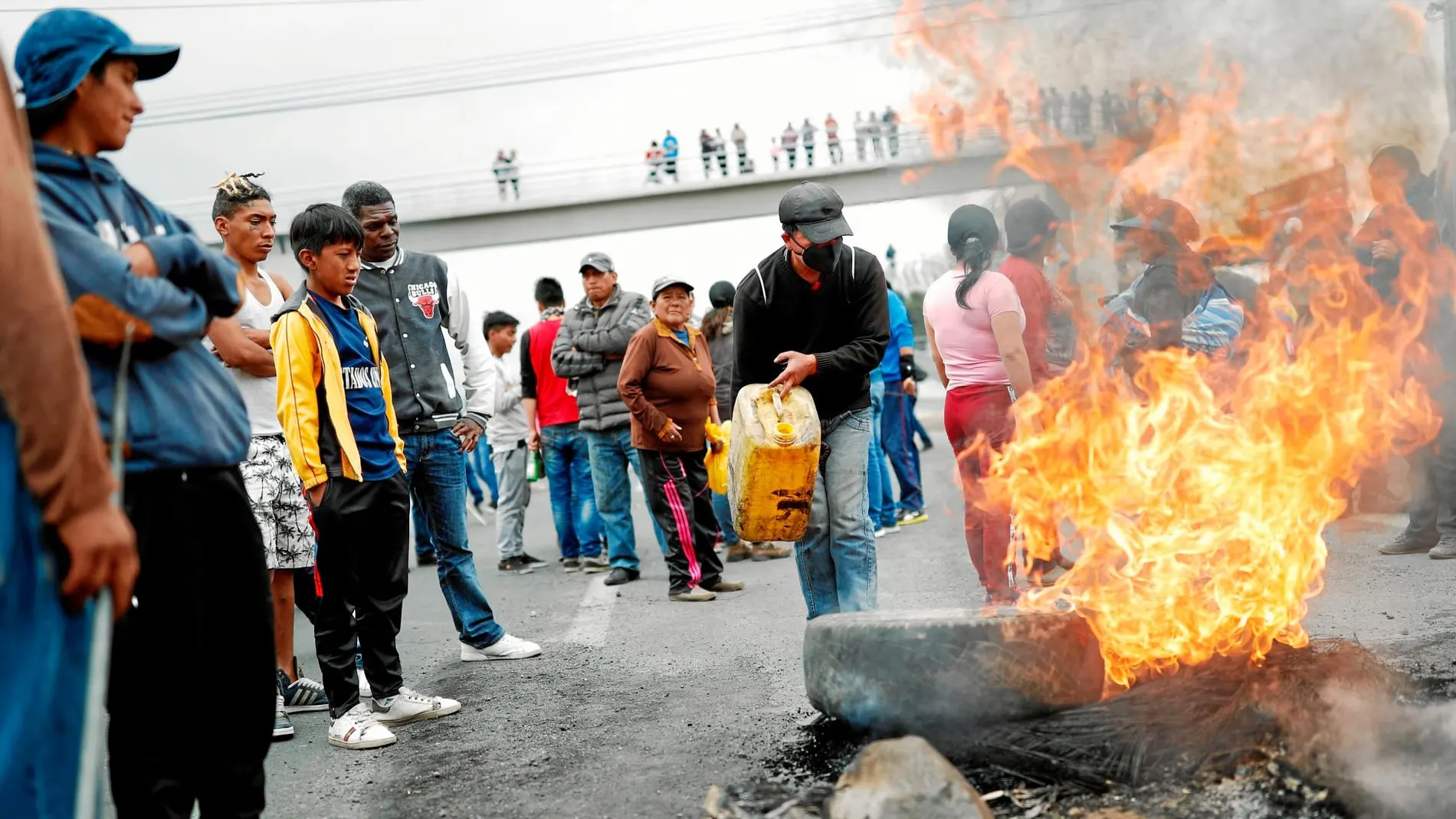 Manifestantes levantan una barricada para cortar una carretera en Ecuador / Reuters