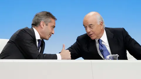 El ex presidente del BBVA Francisco González (dcha.), junto al que fuera consejero delegado de la entidad Ángel Cano