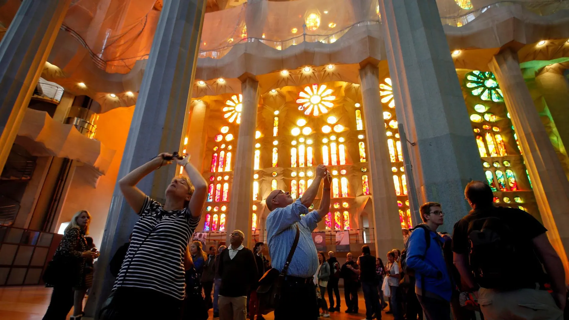 Turistas en la Sagrada Familia de Barcelona