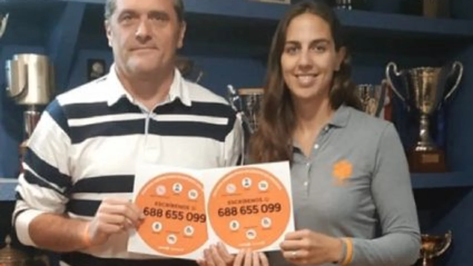 El presidente del Real Ávila, Pedro Pascual, y la responsable de la empresa WATS Team, Lara Jiménez