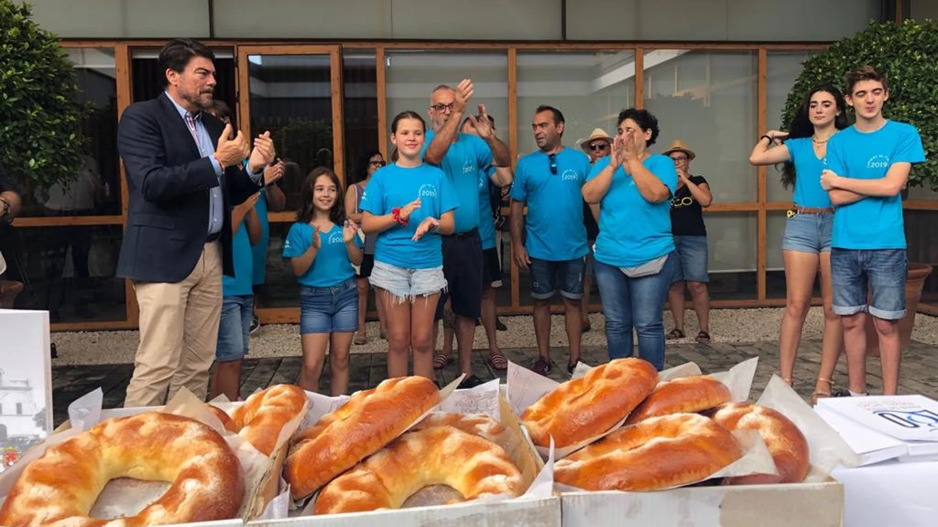 El alcalde de Alicante, Luis Barcala, recibe el tradicional «Panquemao» que la Mayordomía del Raval Roig entrega a instituciones y colaboradores. LA RAZÓN