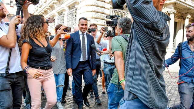 El líder del M5E, Luigi Di Maio, entra en el palacio Chigi esta tarde/Efe