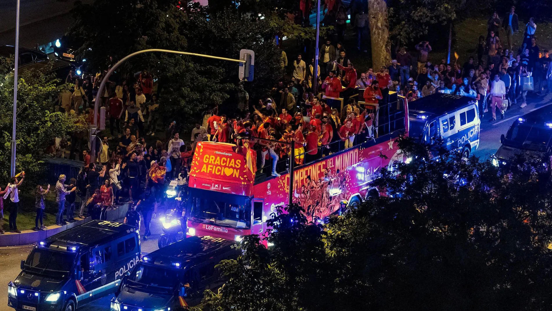 Los jugadores de la selección española de baloncesto dirigiéndose a la plaza de Colón de Madrid / Efe