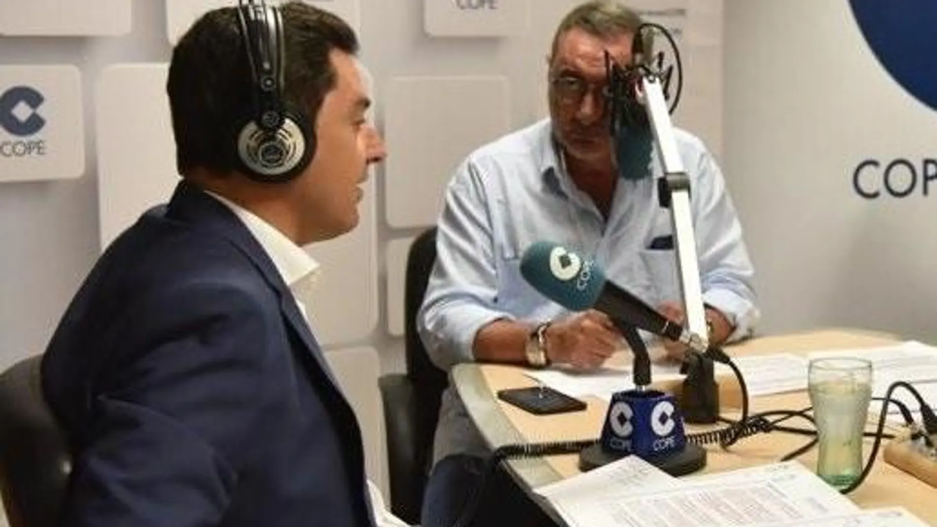 Juanma Moreno, durante la entrevista con Carlos Herrera / Foto: La Razón