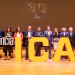 Foto de familia de los premiados durante la gala conmemorativa del 30 aniversario de la Agencia de Noticias de Castilla y León Ical con el presidente de la Junta, Alfonso Fernández Mañueco; el de Promecal, Antonio Miguel Méndez Pozo, y el director de Ical, Luis Miguel Torres