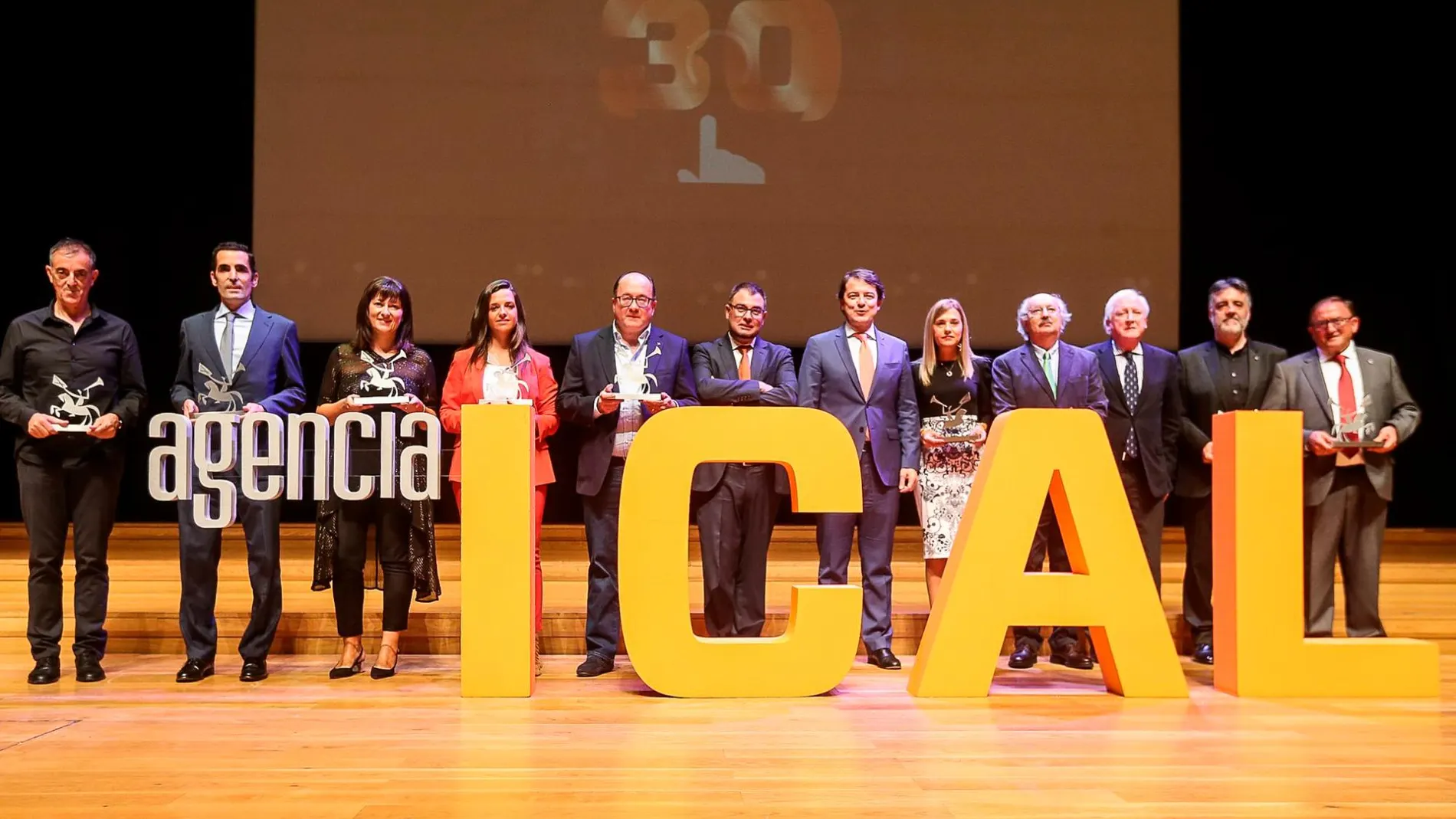 Foto de familia de los premiados durante la gala conmemorativa del 30 aniversario de la Agencia de Noticias de Castilla y León Ical con el presidente de la Junta, Alfonso Fernández Mañueco; el de Promecal, Antonio Miguel Méndez Pozo, y el director de Ical, Luis Miguel Torres