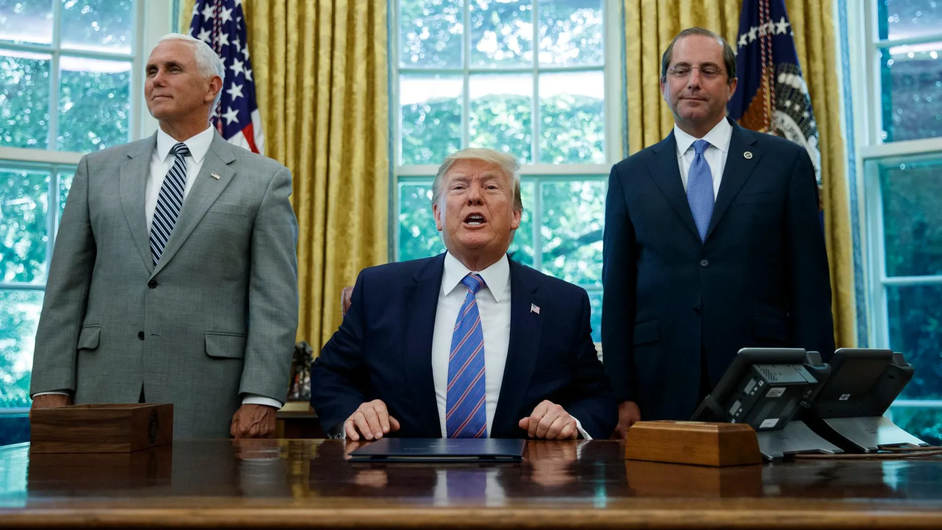 Donald Trump en la Casa Blanca junto a Mike Pence y Alex Azar / Ap
