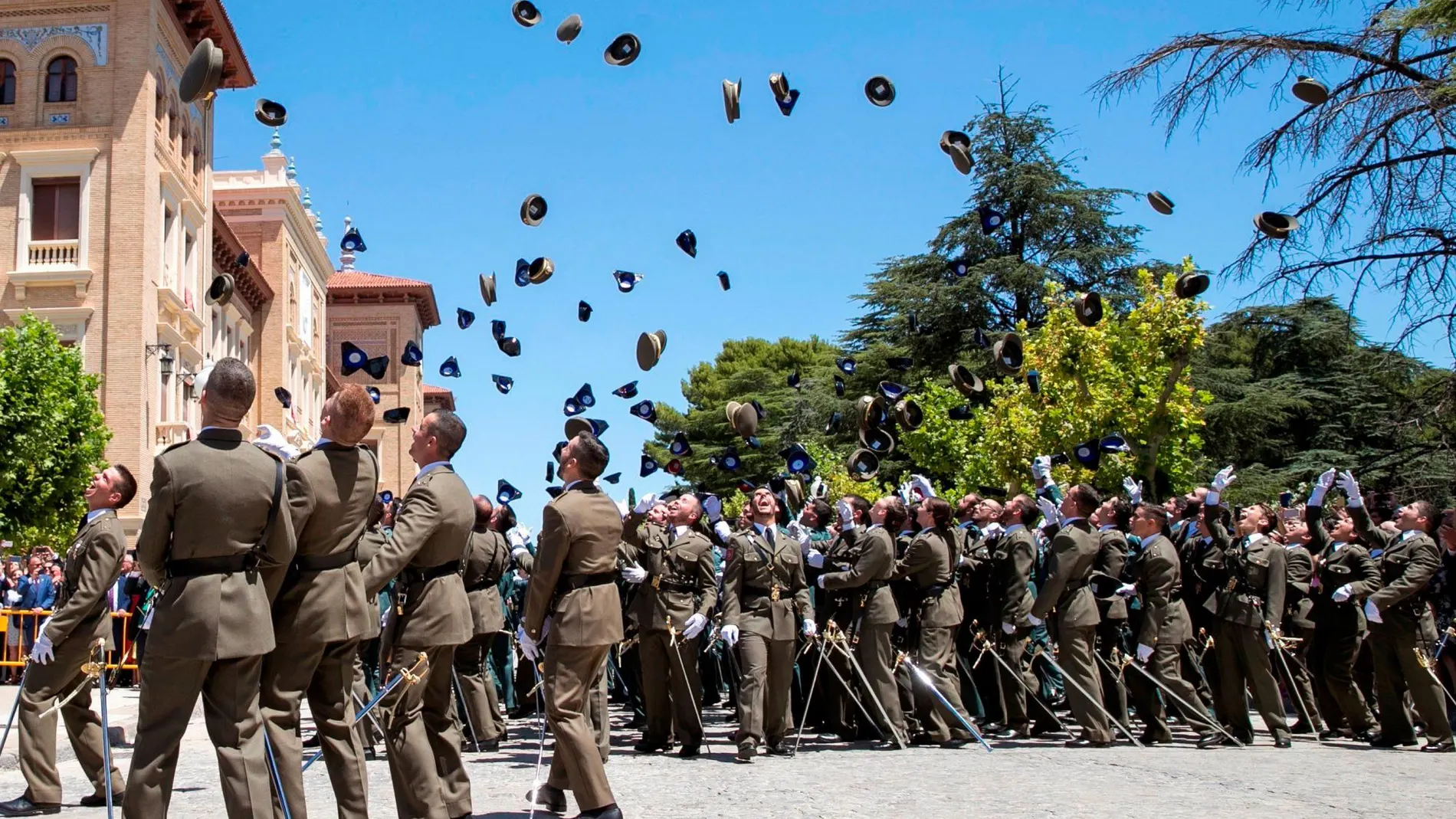 Los nuevos oficiales del Ejército de Tierra y de la Guardia Civil lanzando sus gorras en un acto que fue presidido presidido por Felipe VI