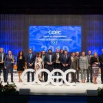 El presidente de la Comunidad, Fernando López Miras junto a la alcaldesa de Cartagena y los empresarios de CEOC