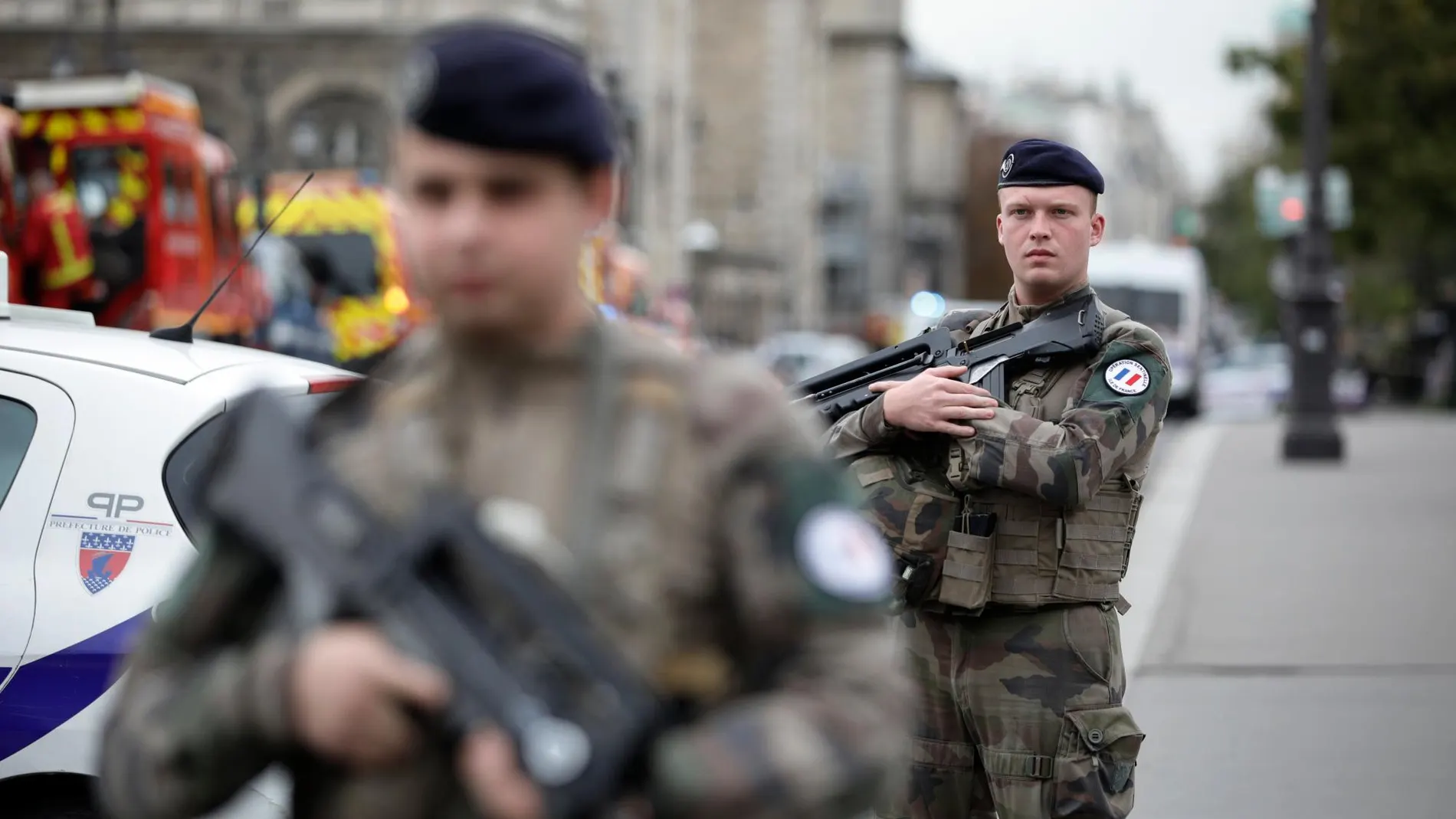 Soldados franceses patrullan en la zona del ataque en París. (AP Photo/Kamil Zihnioglu)