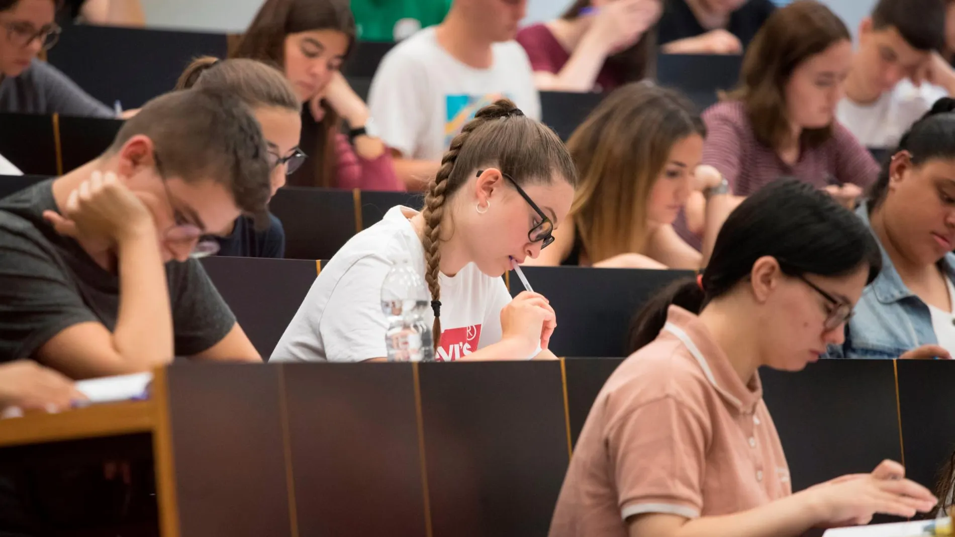 Un grupo de estudiantes al inicio del examen de selectividad en la Universitat Pompeu Fabra de Barcelona.
