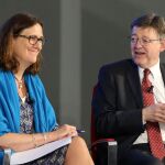 El presidente de la Generalitat, Ximo Puig, junto a la comisaria de Comercio Internacional de la UE, Cecilia Malmström, en una de sus reuniones anteriores. LA RAZÓN